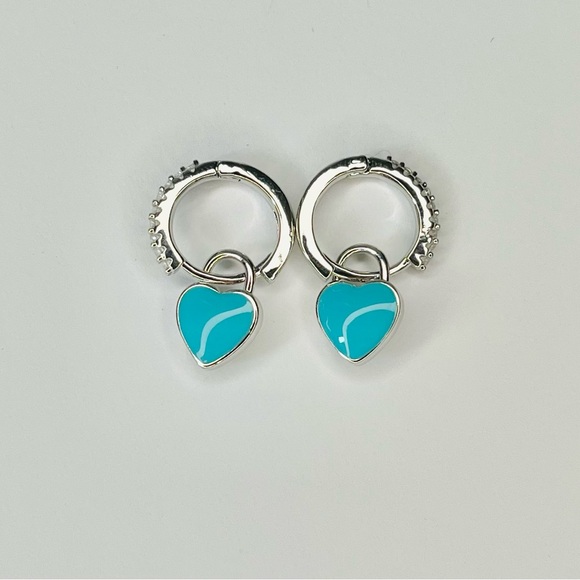 Small hoop earrings with heart charm - Picture 1 of 5